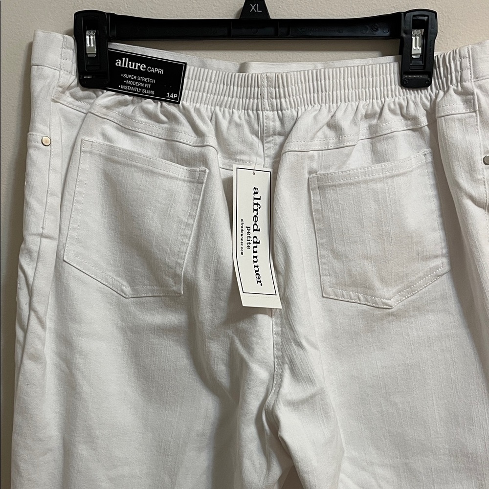 Alfred Dunner Blue Bayou White Capris with Embroidered Detail Elastic Waist 14P - Picture 9 of 14